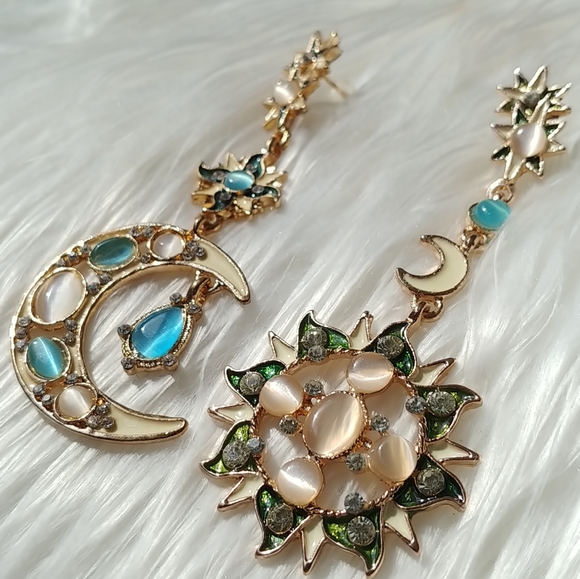 🎈NEW Gold Sun Moon Blue Celestial Dangle Earrings - Picture 3 of 7